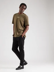 QS Kurzarmshirt Basic Rundhals T-Shirt mit Frontprint Artwork oliv/weiß