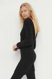 Volnena obleka rna barva