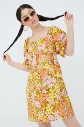 Obleka rumena barva,