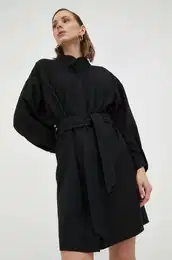 Obleka rna barva