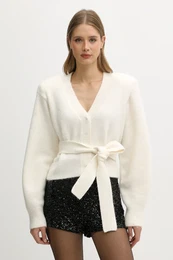 Pulover z dodatkom volne