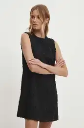 Obleka rna barva