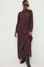 Obleka bordo barva