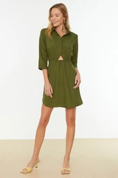 Khaki je odrezal detajlno majico, ovratnik, tkano obleko