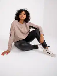 <p>Model je na fotce XS/S. Výška modelky 178 cm, váha 58 kg. Boky 90 cm, pas 62 cm, hrudník 82 cm.