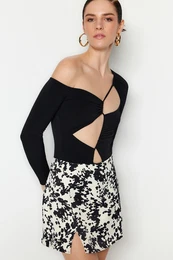 Black Window/Cut Out Detailed Snap Body