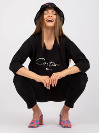 Neformln ern halenka s kulatm vstihem