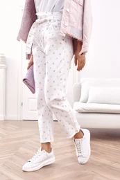 Bele hlae z visokim pasom in tesnim prileganjem