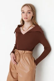 Brown Collar Detailn pleten svetr
