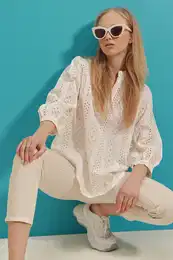 Trend Alaat Stili Women's Ecru Judge Collar Scalloped And Embroidered Linen Woven Blouse