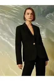 sako s detaily na bonch oknech