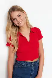 erven halenka s detaily knoflk, pilhavm/situovanm crop polokoilovm lmcem a ebrovanm streovm pletem