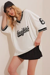 Trend Alaat Stili Women's White Oversized T-Shirt with Ribbed Collar and Sleeves and Printed on the Front