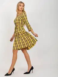 Rumena, elegantna, karirasta obleka z arom in pasom