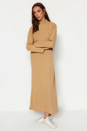 Obleka puloverja Camel Turtleneck