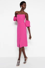 Fuchsia je opremil elegantno veerno obleko s tkanimi dodatki