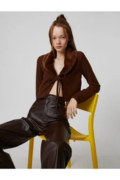 Cardigan z umetnim krznenim ovratnikom in detajlom kravate z dolgimi rokavi