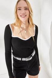 Women's Black and White Kiss Collar Crop Knitwear Blouse