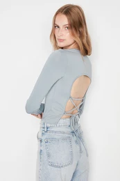 ed pletov halenka s detaily na zdech, pilhavm stihem, kulatm vstihem a prunm zkrcenm stihem
