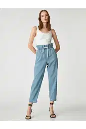 Jeans z elastinim pasom imajo sproeno prileganje - Baggy Jeans.