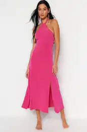 Fuchsia je opremil maxi pleteno obleko za plao brez hrbta