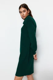 smaragdno zelena mini pletenina Turtleneck obleka