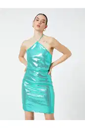 Mini veerna obleka z vratom povodca