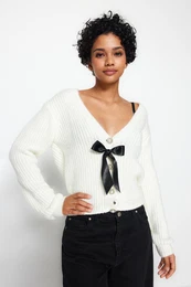 Ecru pletenine z V-vratom Cardigan