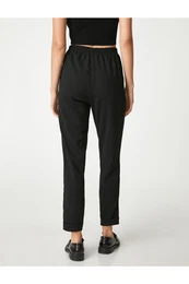 Udobne hlače s cevnimi detajli, elastičnim pasom, žepom.