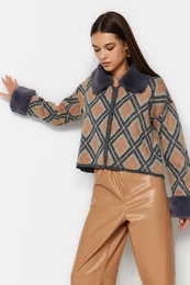 Beige Odnmateln Faux Fr Stbit pleten svetr