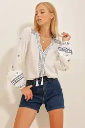 Dmsk bl halenka s vivkou a vstihem do V ve stylu Trend Alaat