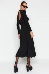 ern maxi oversized pleten aty s volnky, plisovnm a hlubokm vstihem.
