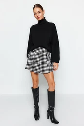 Black Crowbar Pattern Woven Short Skirt