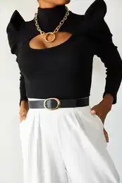 Dmsk ern halenka s odhalenmi rameny a detaily vstihu