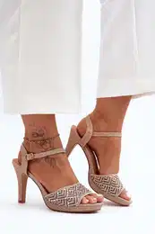 Ozdoben sandly na podpatku