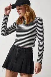 Happiness stanbul Women's Black Crew Neck Striped Crop Knitted Blouse