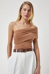 Women's Biscuit One-Shoulder Gathered Knitted Blouse