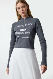 Anthracite Slogan Printed Zipper Detailed Crop/Short Knitted Blouse