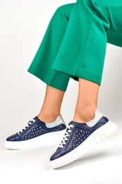 Granatowe buty sportowe damskie ze skry naturalnej