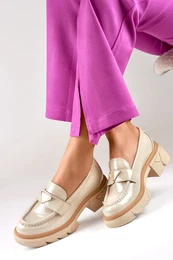 Lakierowane beowe modne loafersy damskie