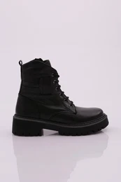 820 Women's Lace-Up Boots