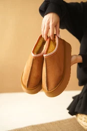 Thick Soled Round Toe Furry Women's Closed Slippers