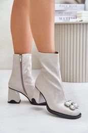 Lacquered women's ankle boots with D&A decoration light grey
