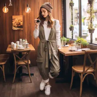Cool outfity Móda pro plnoštíhlé s Béžová/Bílá/Oranžová/Hnědá/Khaki Top/Roláková Košile About You "Casual Style with White Basic Longsleeve Top and Olive Jumpsuit"
