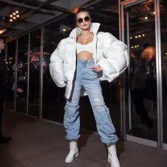 Outfit inspiracije Ljeto sa Plava Girlfriend Traperice/Formalna Košulja/Sužene Traperice/Boyfriend Jeans/Skraćene Traperice/Muška majica Diesel, Pink/Ljubičasta/Bijela/Crvena Majica kratkih rukava/Kratki Top/Kratki top Vans, Bijela Sunčana Naočala/Maska bye bra "90-ih godina zabavni izgled s puffer jaknom"