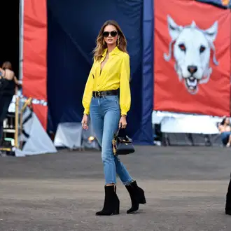 Outfity pro operu Elegantní, Sportovní s Černá Kozačka Na Podpatku/Kotníková Bota Na Podpatku/Letní kotníková kozačka/Kotníková Bota s Podšívkou/Kožená kotníková bota Tamaris, Béžová/Bílá/Khaki Bagetová taška/Pásková taška/Klasická Taška Přes Rameno/Taška Přes Rameno/Dopisová peněženka/Malá Taška/Taška na telefon/Sportovní Taška Přes Rameno Rosemunde "Vzhled hudebního festivalu s žlutou košilí"Look: Elegantní, Cool, Francouzské, Krásný, Kancelář, Old Money, Rad, Klasické