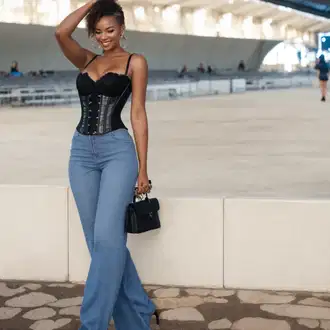Denim outfits mit Črna Sandal z blok peto/Sandal z bleščicami/Sandala/Sandala z zapiranjem na ježka/Sandala z visokim gležnjem/Sandala Udobna Apple of Eden, Rdeča/Črna/Modra/Temno modra/Bela/Pastelne barve Korzet pod prsi/Najlonska nogavica/Čipkast komplet spodnjega perila/Samostoječa nogavica/Samostoječa nogavica/Pas za Nogavico/Mrežasta nogavica/Hlačke brez mednožja/bodystocking/Spodnje perilo z nedrčkom cofashion, Črna Torba za čez ramo twinset "Odprta koncertna obleka"