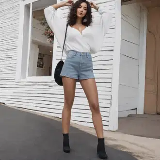 Outfit inspiracije Ljeto sa Baggy Kratke Hlače/Bermuda/Traper Kratke Hlače/Lanene kratke hlače/Musselin Kratke Hlače/Paperbag Kratek Hlače/Kratka Hlača/Trenerke JdY, Kožna Jakna/Chelsea Gležnjača/Klasična čizmica/Ravna Gležnjača/Gležnjača na visoku petu/Kožna gležnjača/Podstavljena Gležnjača/Čizma na Špic/ljetna gležnjača/Vintage Gležnjača fox shoes "Opušteni koncertni izgled"