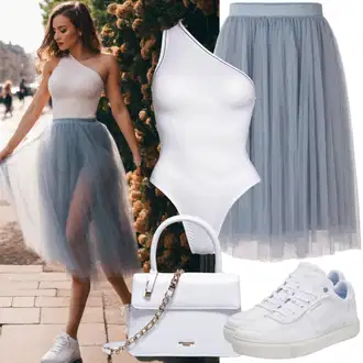 Oblečení se sukní Skating s Krémová/Oranžová/Bílá Úzká teniska/Nízká Teniska/Kožené tenisky Tommy Hilfiger "Ženský outfit s body a tylovými sukněmi"Look: Skating, Surfing, Tenis, Na Procházku, Bruslení