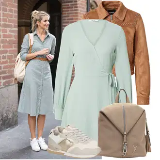 s gumbom Outfit sa Svjetloplava/Svjetlozelena/Zeleno Nekategorizirano About You "Odličan look za slobodno vrijeme"